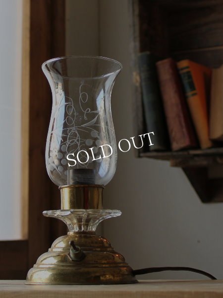 画像4: USAアメリカンヴィンテージ葡萄模様ガラスチムニー付真鍮テーブルライト｜卓上照明ハリケーンランプ (4)
