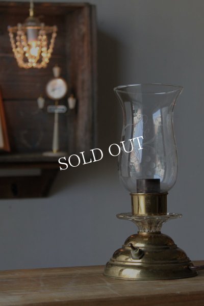 画像3: USAアメリカンヴィンテージ葡萄模様ガラスチムニー付真鍮テーブルライト｜卓上照明ハリケーンランプ (3)