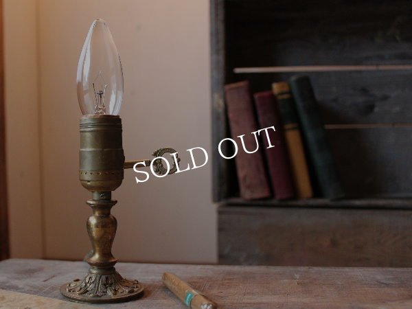 画像8: USAアメリカンヴィンテージ卓上照明・鍵スイッチ付ミニ真鍮テーブルライト｜ヴィクトリアンレリーフテーブルランプ (8)