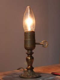 画像2: USAアメリカンヴィンテージ卓上照明・鍵スイッチ付ミニ真鍮テーブルライト｜ヴィクトリアンレリーフテーブルランプ