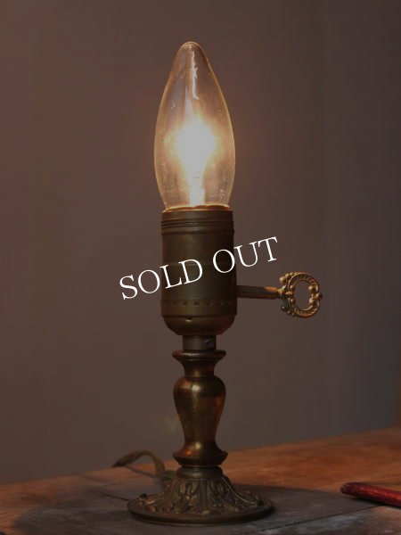 画像2: USAアメリカンヴィンテージ卓上照明・鍵スイッチ付ミニ真鍮テーブルライト｜ヴィクトリアンレリーフテーブルランプ (2)