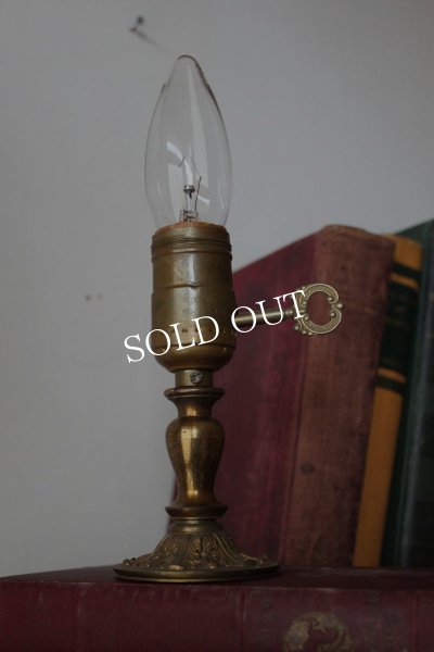 画像4: USAアメリカンヴィンテージ卓上照明・鍵スイッチ付ミニ真鍮テーブルライト｜ヴィクトリアンレリーフテーブルランプ (4)