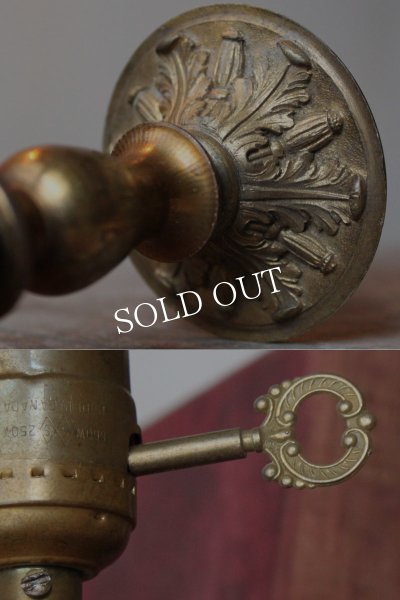 画像7: USAアメリカンヴィンテージ卓上照明・鍵スイッチ付ミニ真鍮テーブルライト｜ヴィクトリアンレリーフテーブルランプ (7)