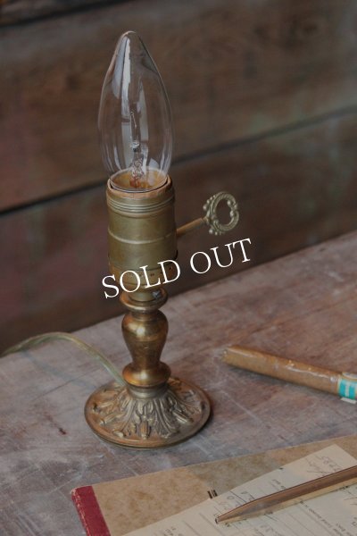 画像3: USAアメリカンヴィンテージ卓上照明・鍵スイッチ付ミニ真鍮テーブルライト｜ヴィクトリアンレリーフテーブルランプ (3)