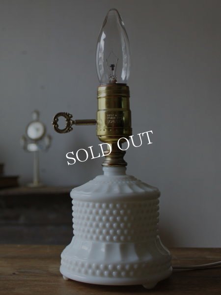 画像2: USAヴィンテージ卓上照明鍵スイッチ付ホブネイルミルクガラスのテーブルライト｜アンティークテーブルランプ (2)