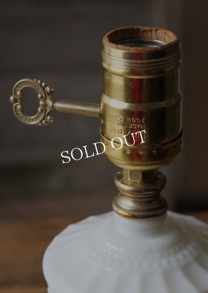 画像5: USAヴィンテージ卓上照明鍵スイッチ付ホブネイルミルクガラスのテーブルライト｜アンティークテーブルランプ (5)