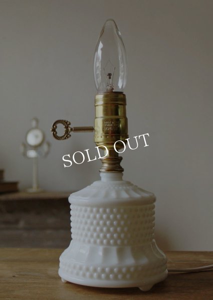 画像4: USAヴィンテージ卓上照明鍵スイッチ付ホブネイルミルクガラスのテーブルライト｜アンティークテーブルランプ (4)