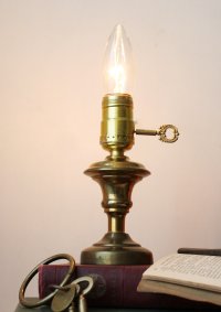 画像1: USAヴィンテージ卓上照明鍵スイッチ付き真鍮製１灯ミニテーブルランプ｜オールドアメリカンヴィクトリアンライト