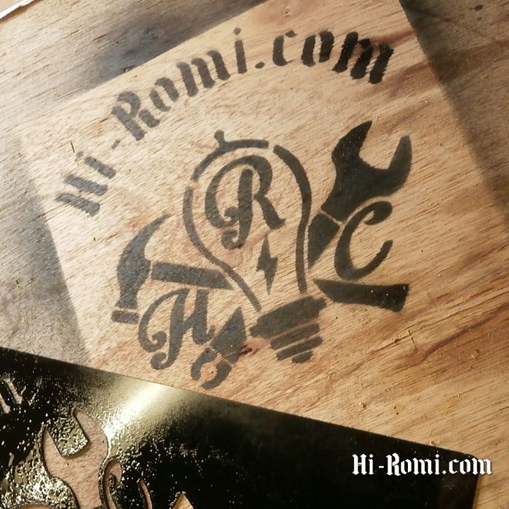 Hi-Romi.com(ハイロミ)のサインを ステンシルでスプレーしてみた。