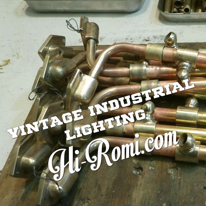 ヴィンテージスタイルのインダストリアル真鍮製壁掛けライト製作中。