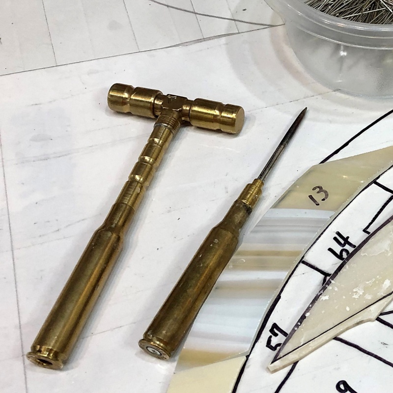 この真鍮製のハンマーとアイスピックは、私がオリジナルで作りました。  大好きな薬莢（実弾）をハンドルにして仕上げています。