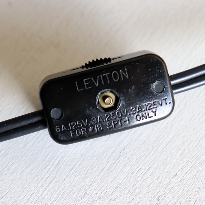 日本国内で使用できる配線コード、そしてアメリカ老舗LEVITON社製のヴィンテージのON/OFF電源スイッチを使用します。
