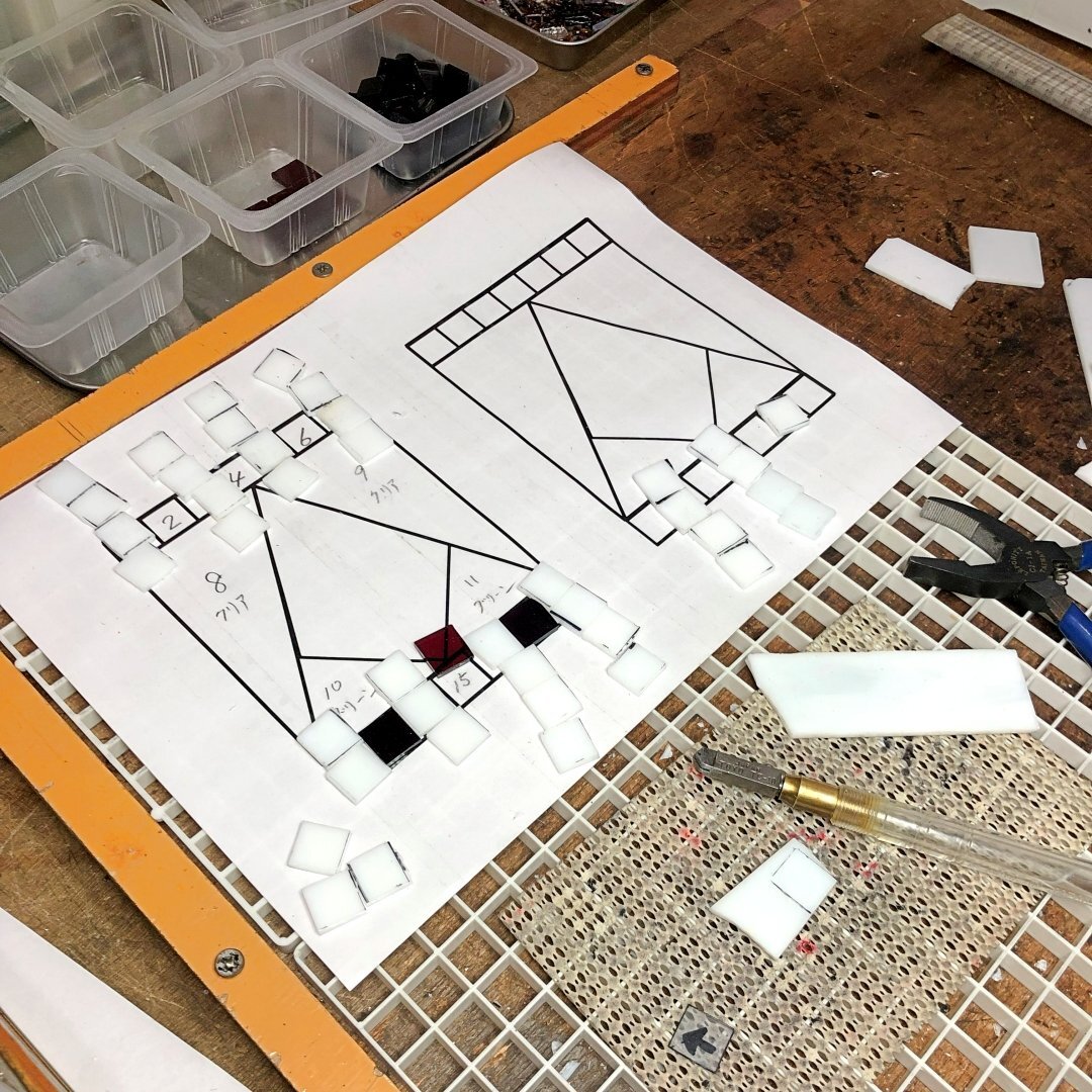 クリスマスカラーのステンドグラスとプリズム吊下げ照明