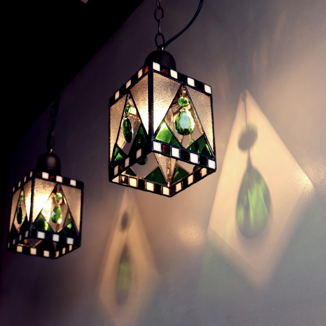 クリスマスカラーのステンドグラスとプリズム吊下げ照明