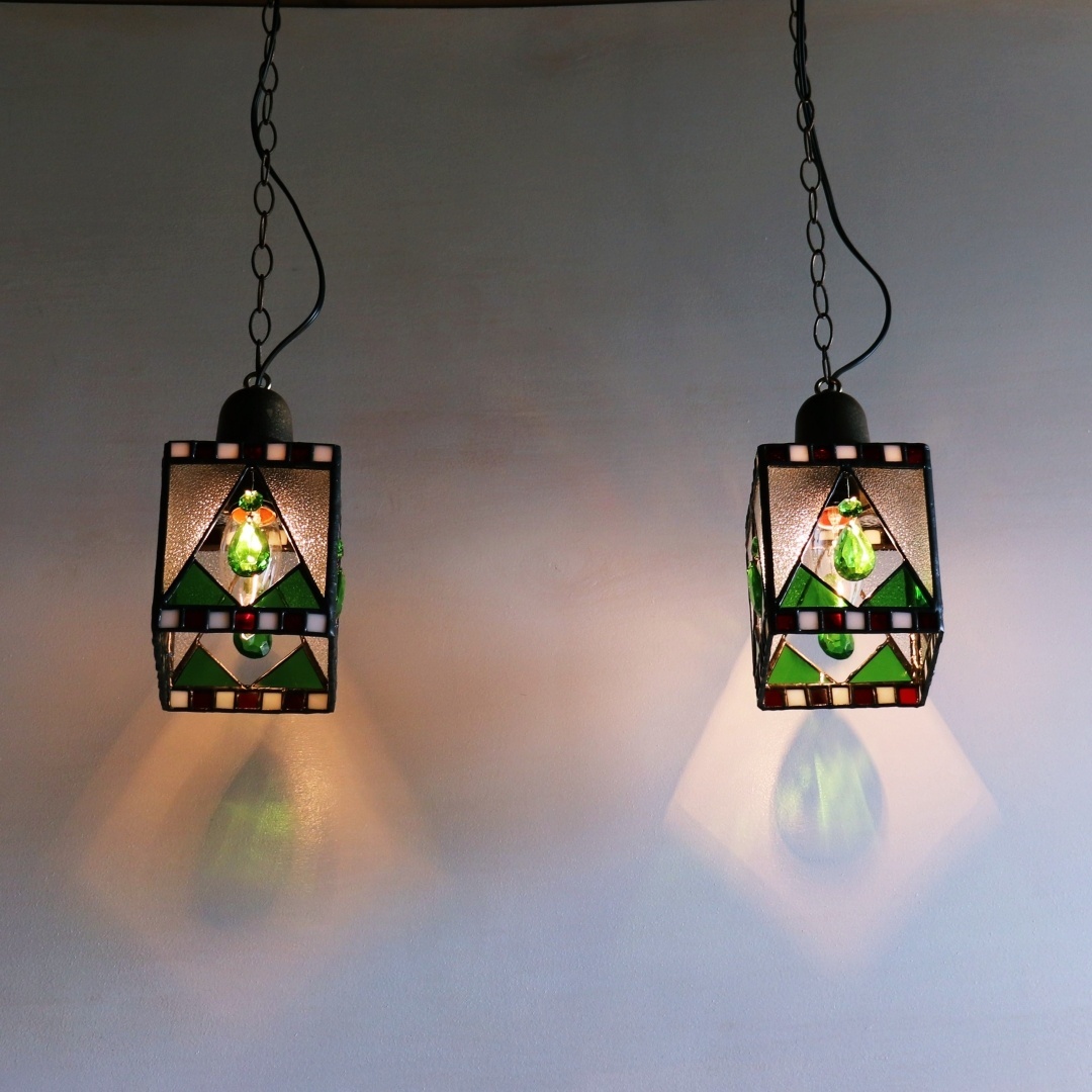 クリスマスカラーのステンドグラスとプリズム吊下げ照明