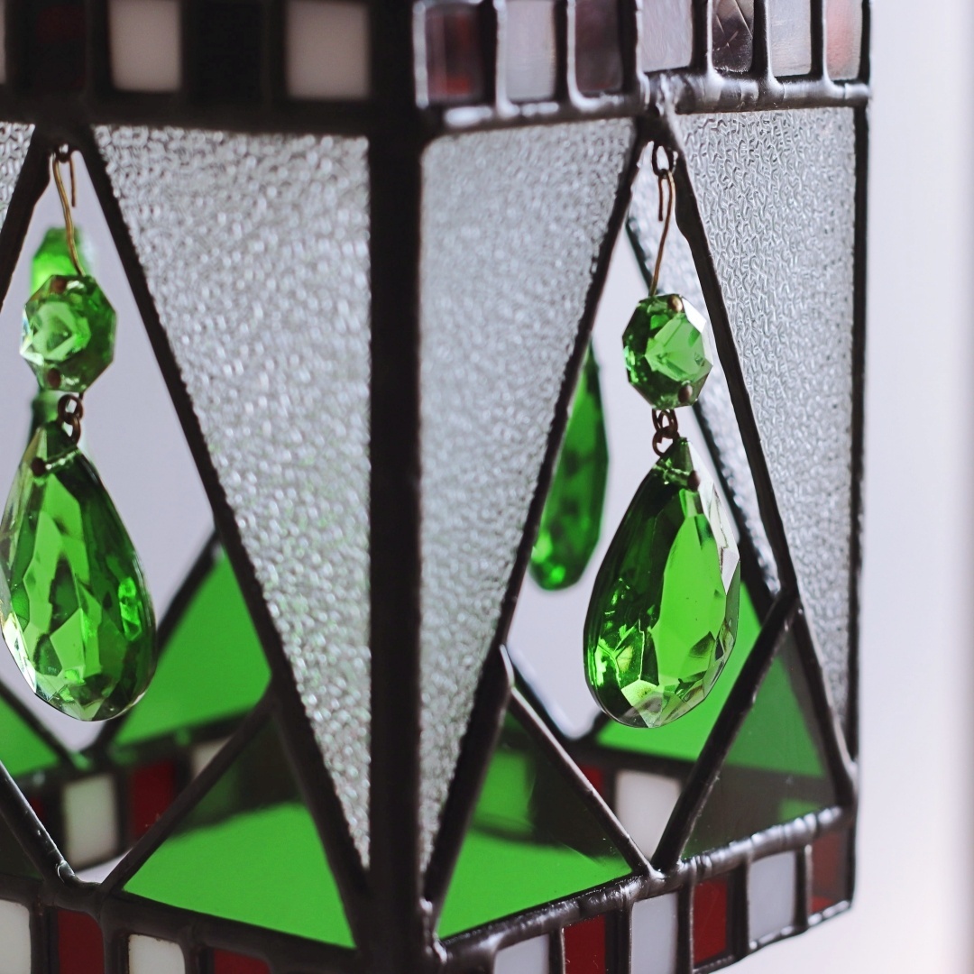 クリスマスカラーのステンドグラスとプリズム吊下げ照明