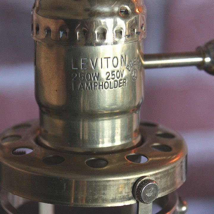 アメリカの老舗とも言えるソケットメーカーのLEVITON（レビトン）社製の真鍮ソケットを使用。