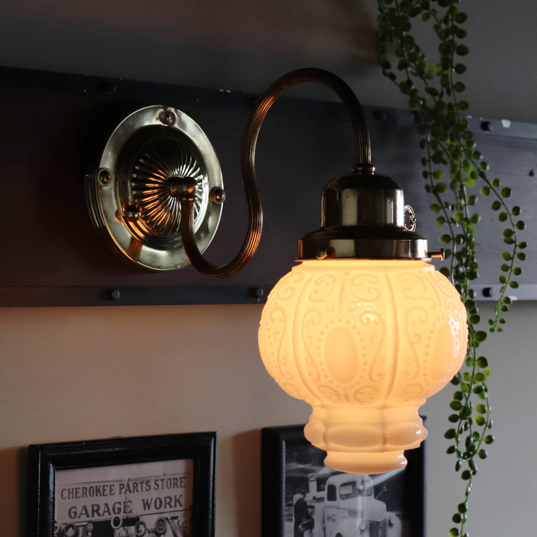 USAヴィンテージロココ調ミルクガラスブラケットライト｜アンティーク乳白硝子真鍮壁掛け照明