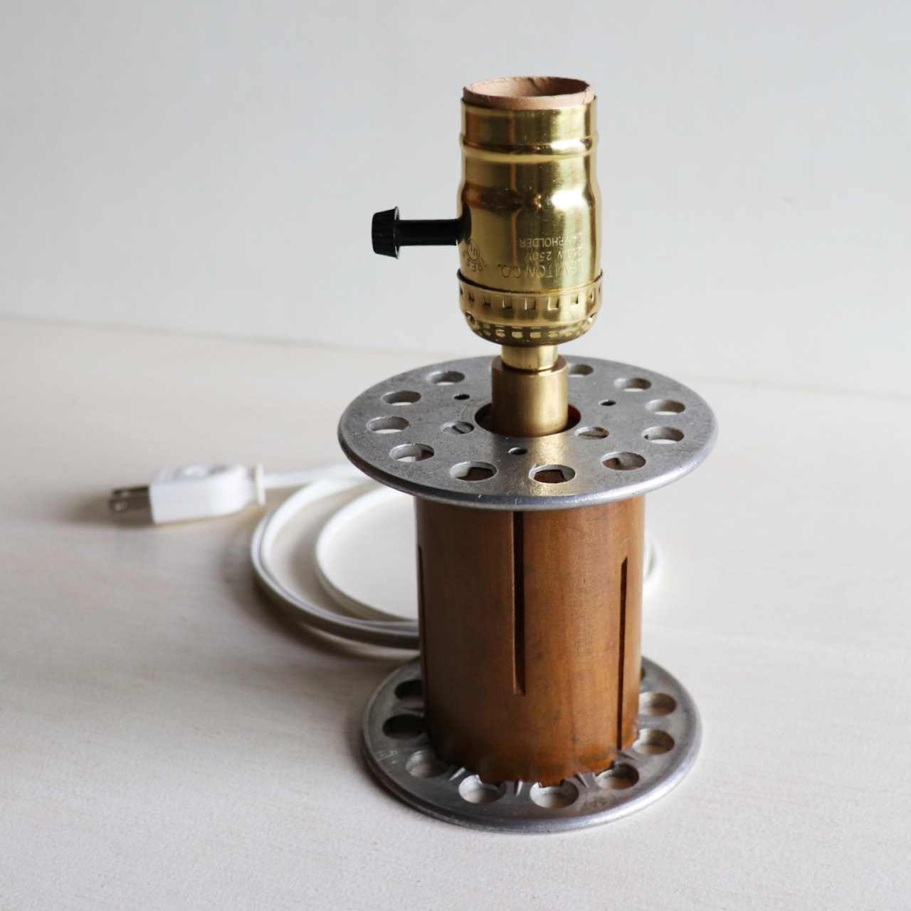 ヴィンテージインダストリアルスプールテーブルライト｜工業系糸巻卓上照明スタンドランプ